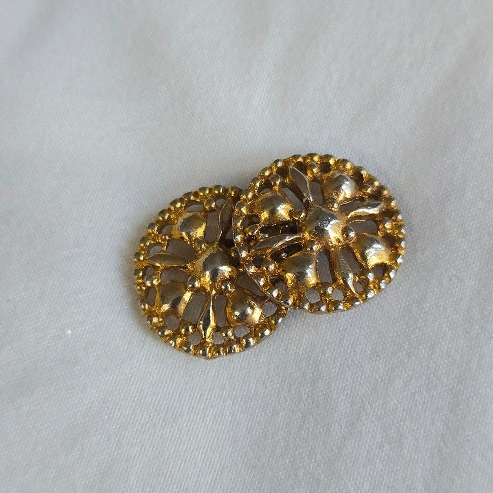 VTG Cufflinks Mens Gold Round Openwork Unbranded Ornate Filigree Floral Gold EUC